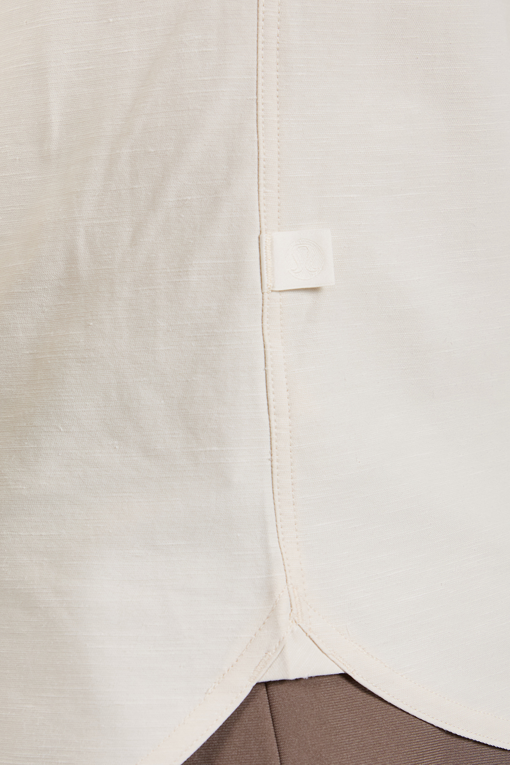 תמונת תקריב דוגמן של LuluLinen Long-Sleeve Shirt