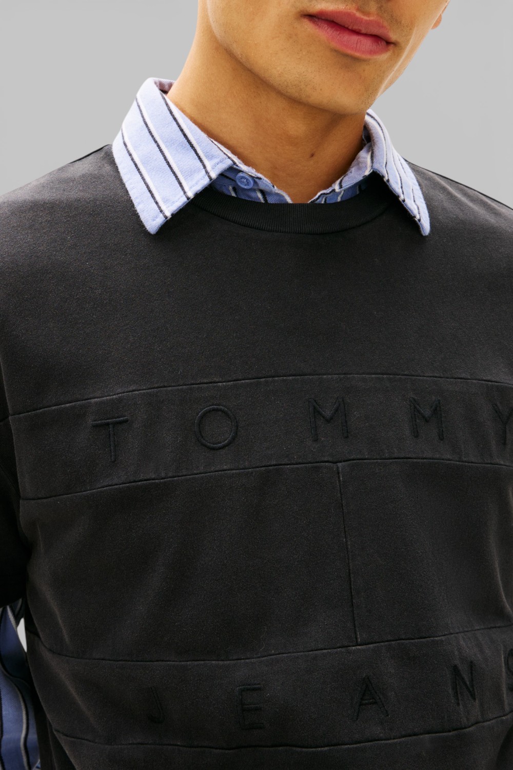 תמונת תקריב דוגמן של חולצת טי