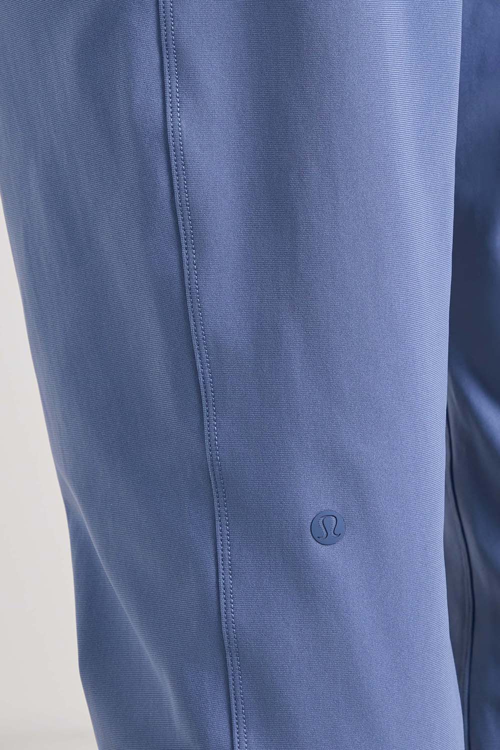 תמונת תקריב דוגמן של ABC Warpstreme Jogger Regular