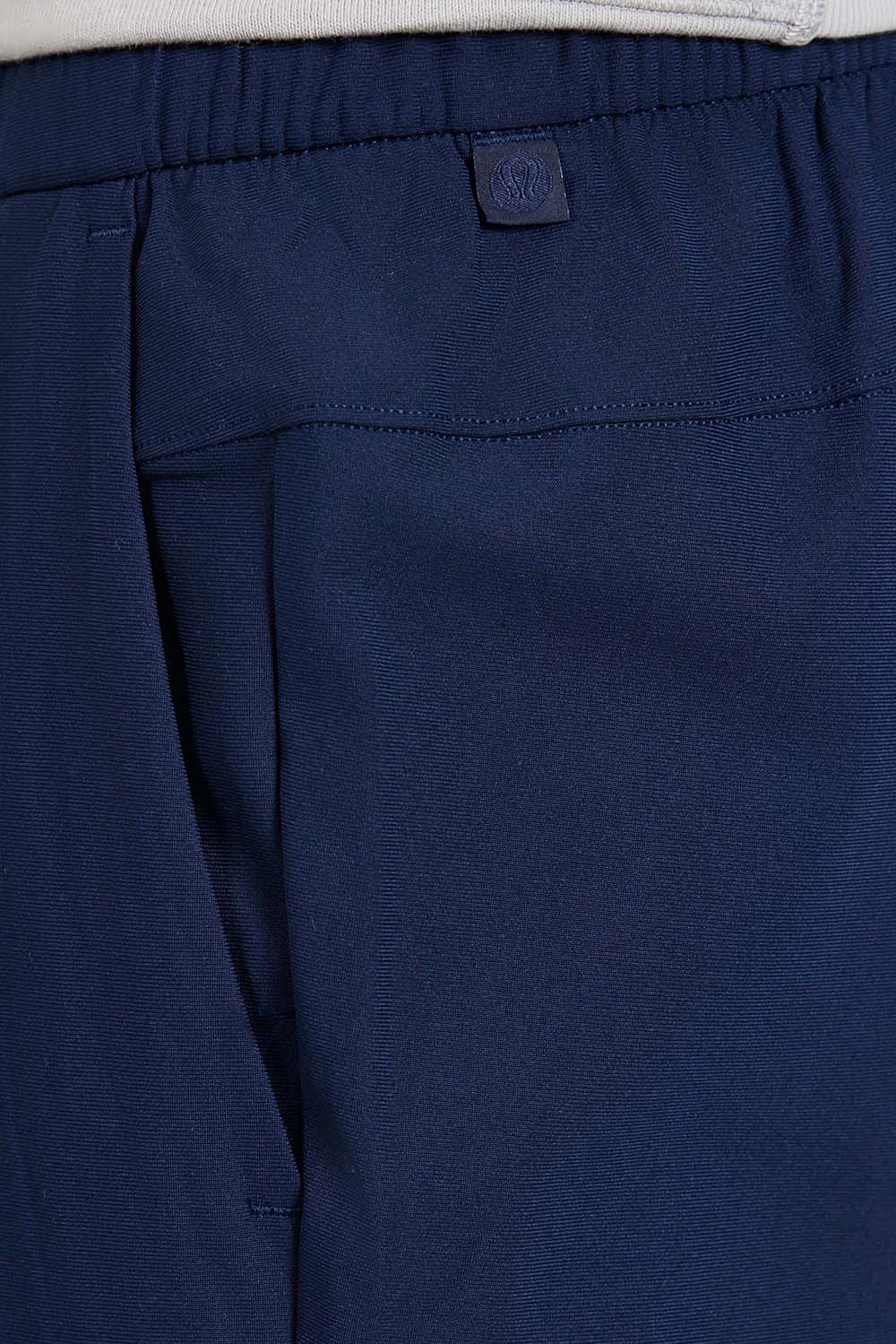 תמונת תקריב דוגמן של ABC Warpstreme&trade; Slim Pull-On Pant REG