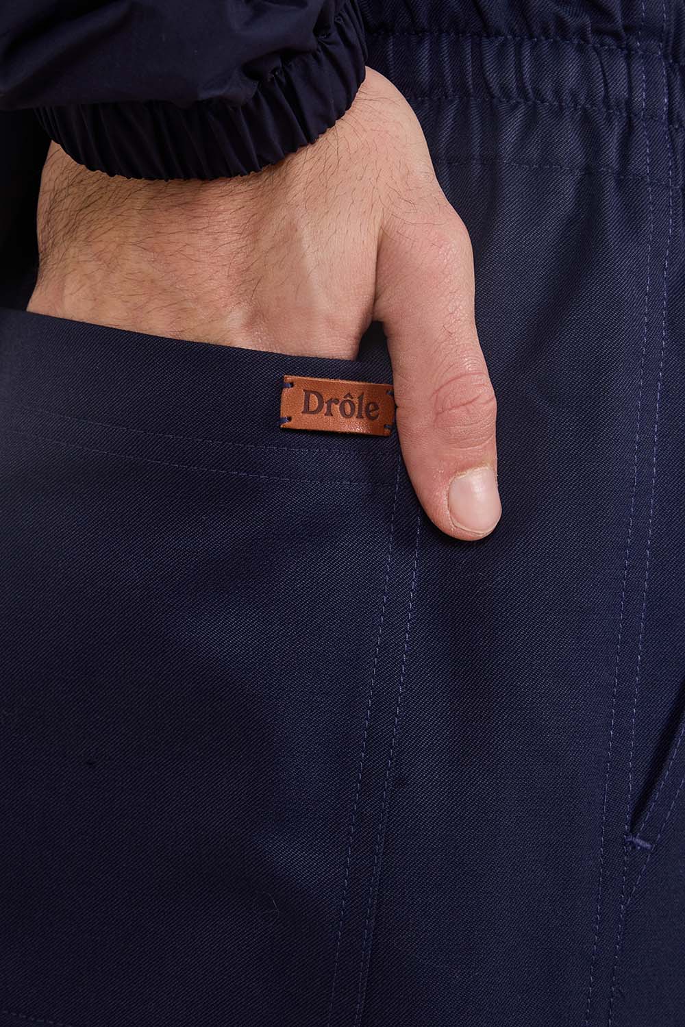 תמונת דוגמן אחורית של מכנסי צ'ינו