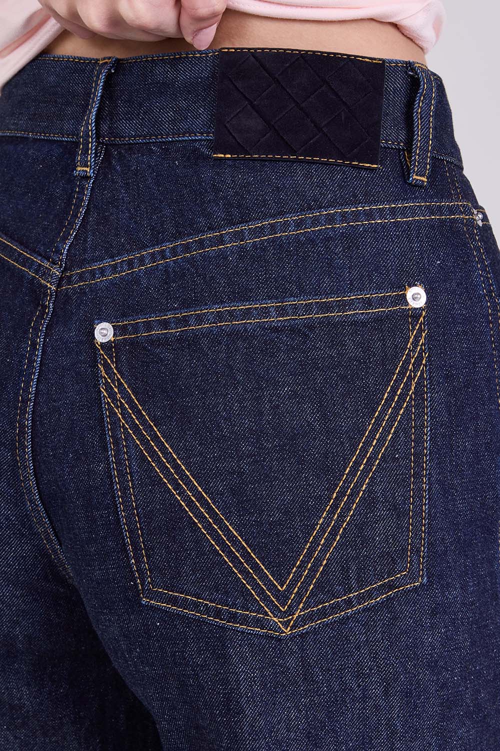 תמונת תקריב דוגמן של מכנסי ג&rsquo;ינס רחבים