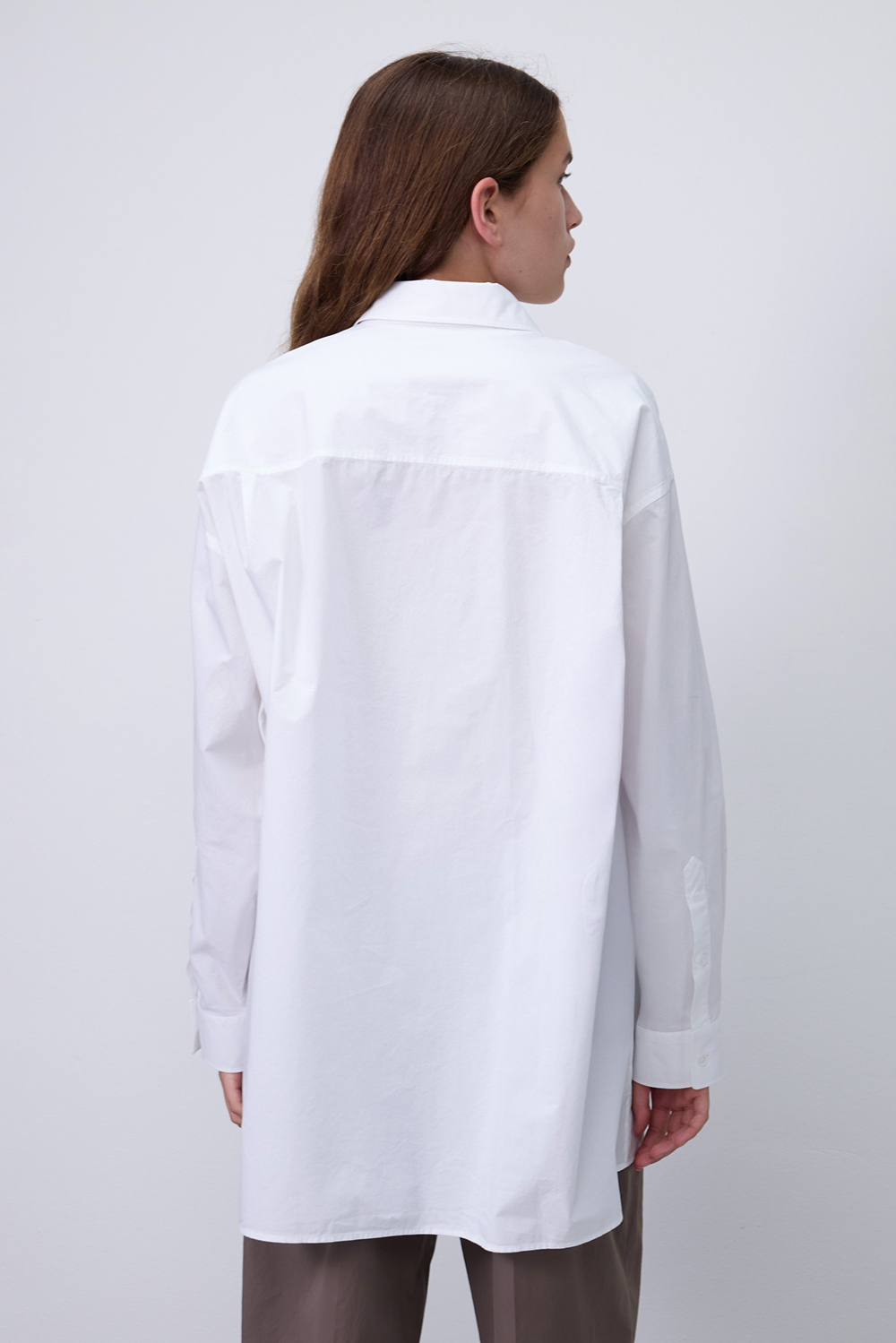 תמונת דוגמן אחורית של חולצת כפתורים אוברסייז ויקטוריה