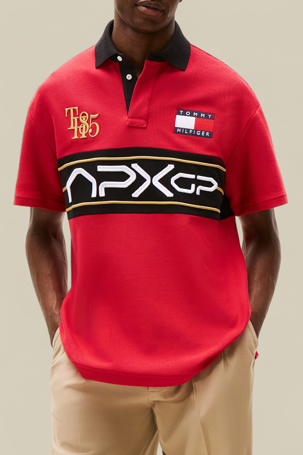 תמונת דוגמן קידמית של טומי הילפיגר X סרט פורמולה 1 חולצת פולו