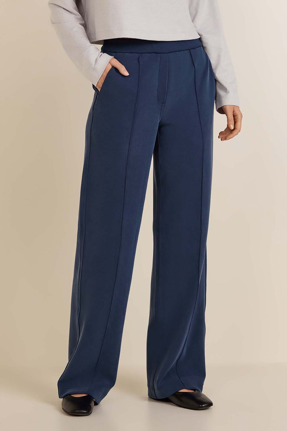 תמונת דוגמן קידמית של Softstreme Pintuck Mid-Rise Pant Regular