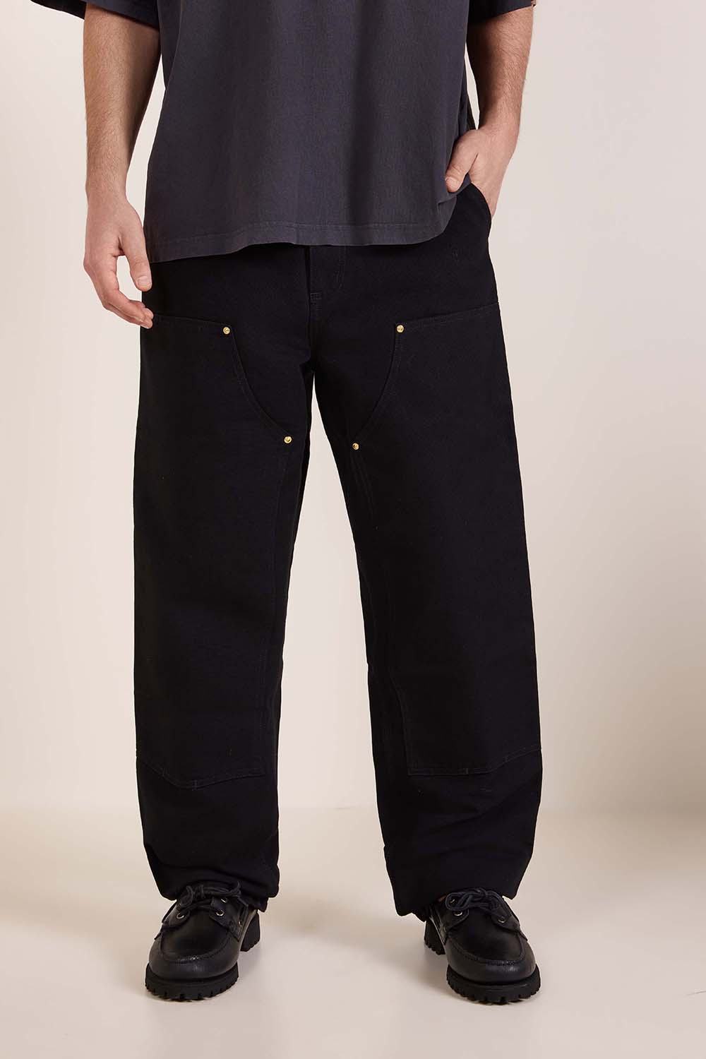 תמונת דוגמן קידמית של מכנסיים בגזרה רחבה