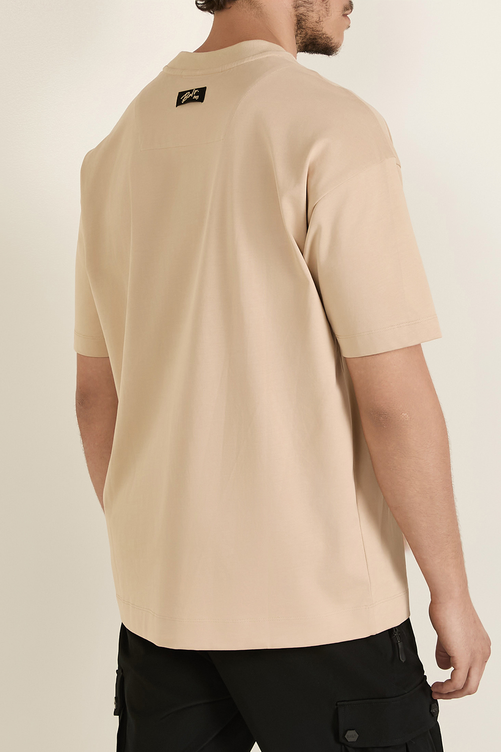 תמונת דוגמן אחורית של חולצת טי