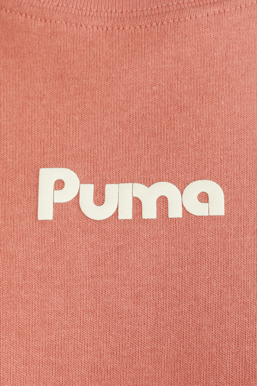 תמונת תקריב של חולצת לוגו טי ורודה עם פרינט בגב