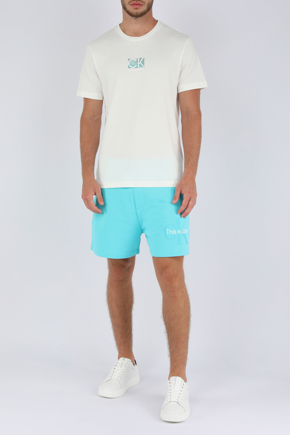 תמונת דוגמן קידמית של נעלי סניקרס צ'אנקי בלבן ושחור