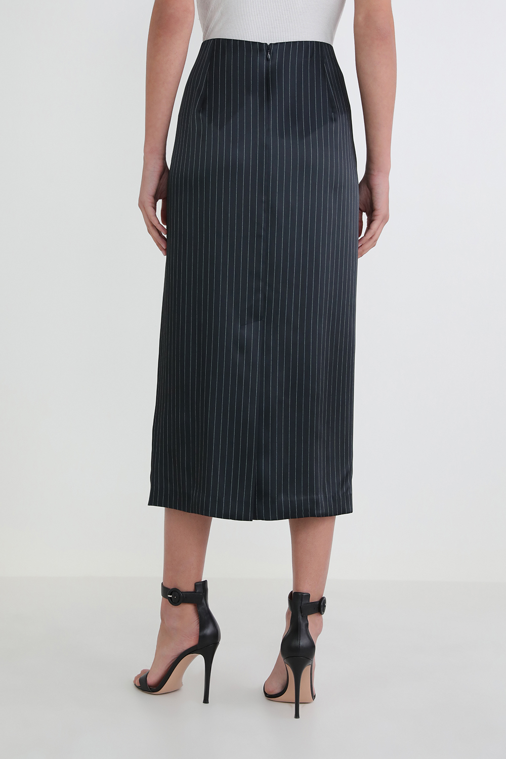 תמונת דוגמן אחורית של חצאית מידי