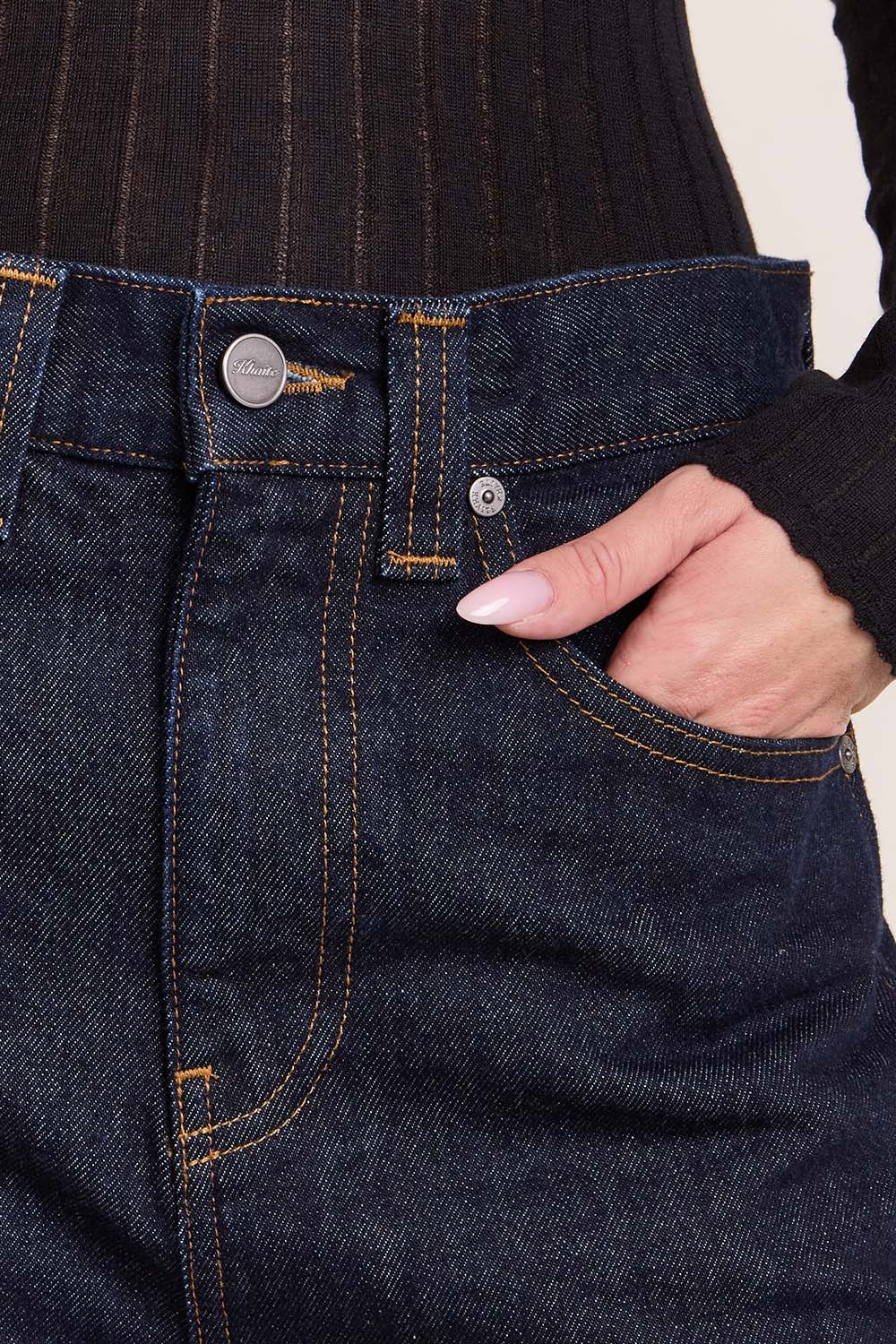 תמונת תקריב דוגמן של מכנסי ג'ינס בגזרה ישרה