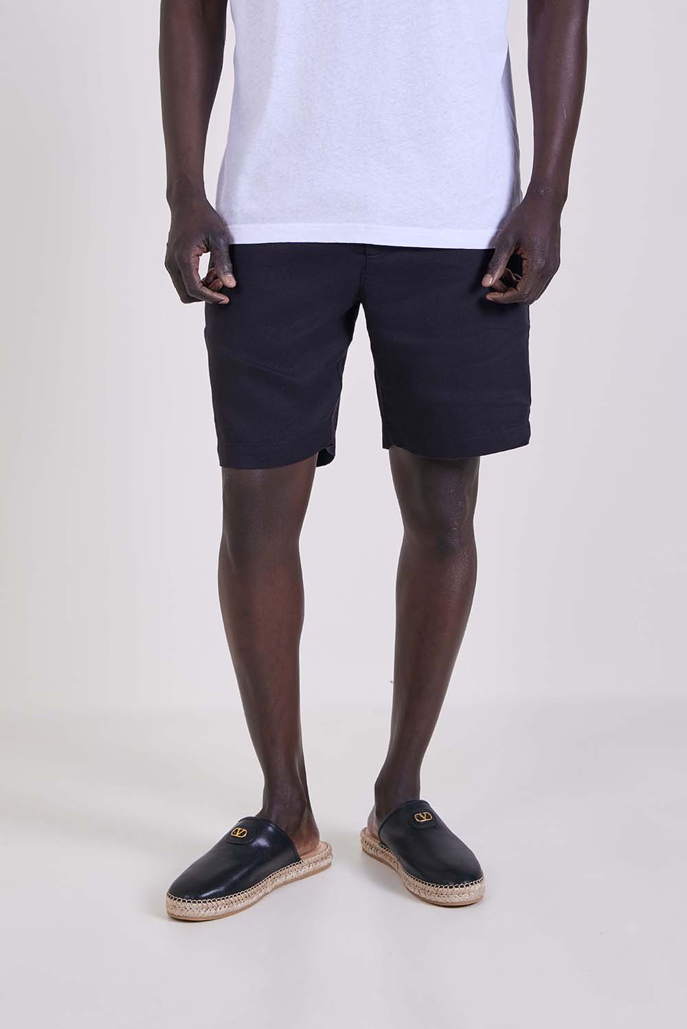 תמונת דוגמן קידמית של מכנסיים קצרים בגזרה ישרה