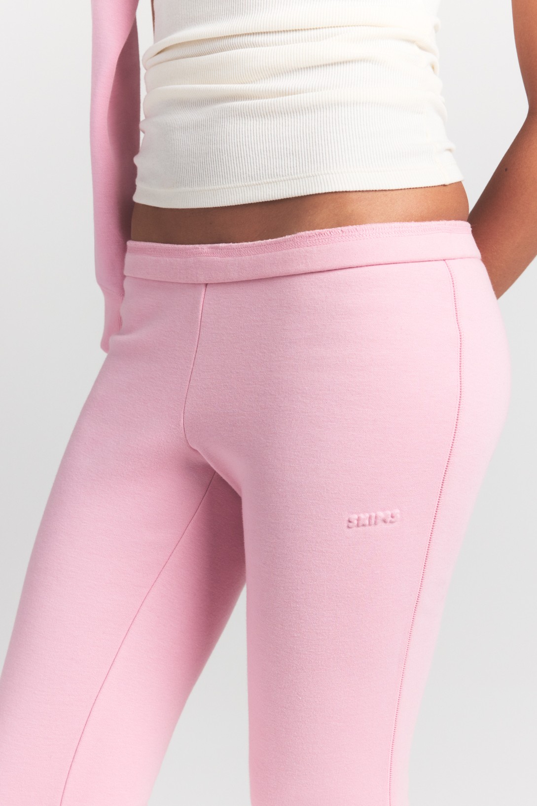 תמונת תקריב דוגמן של SLIM PANT