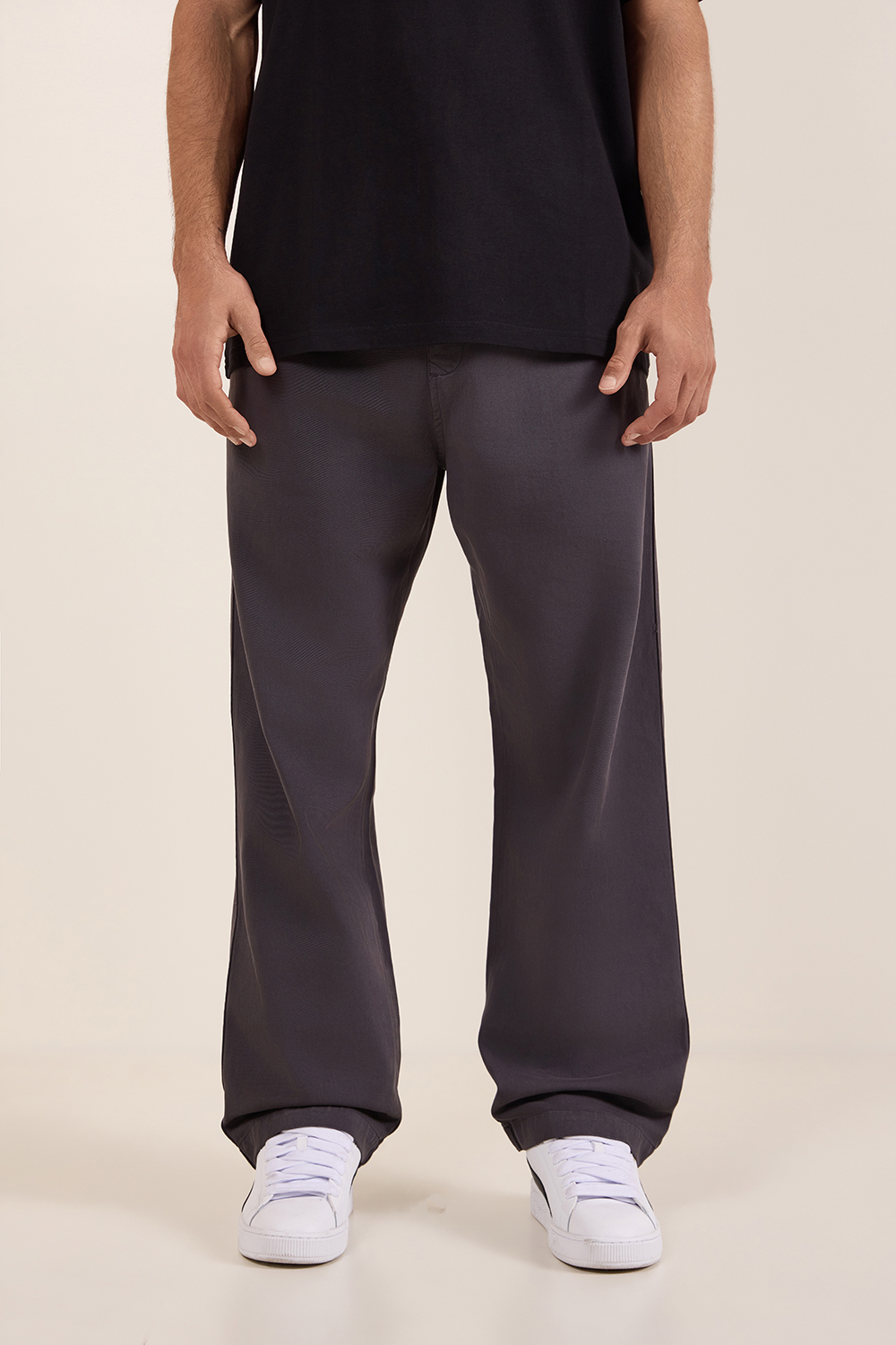 תמונת דוגמן קידמית של מכנסיים משוחררים