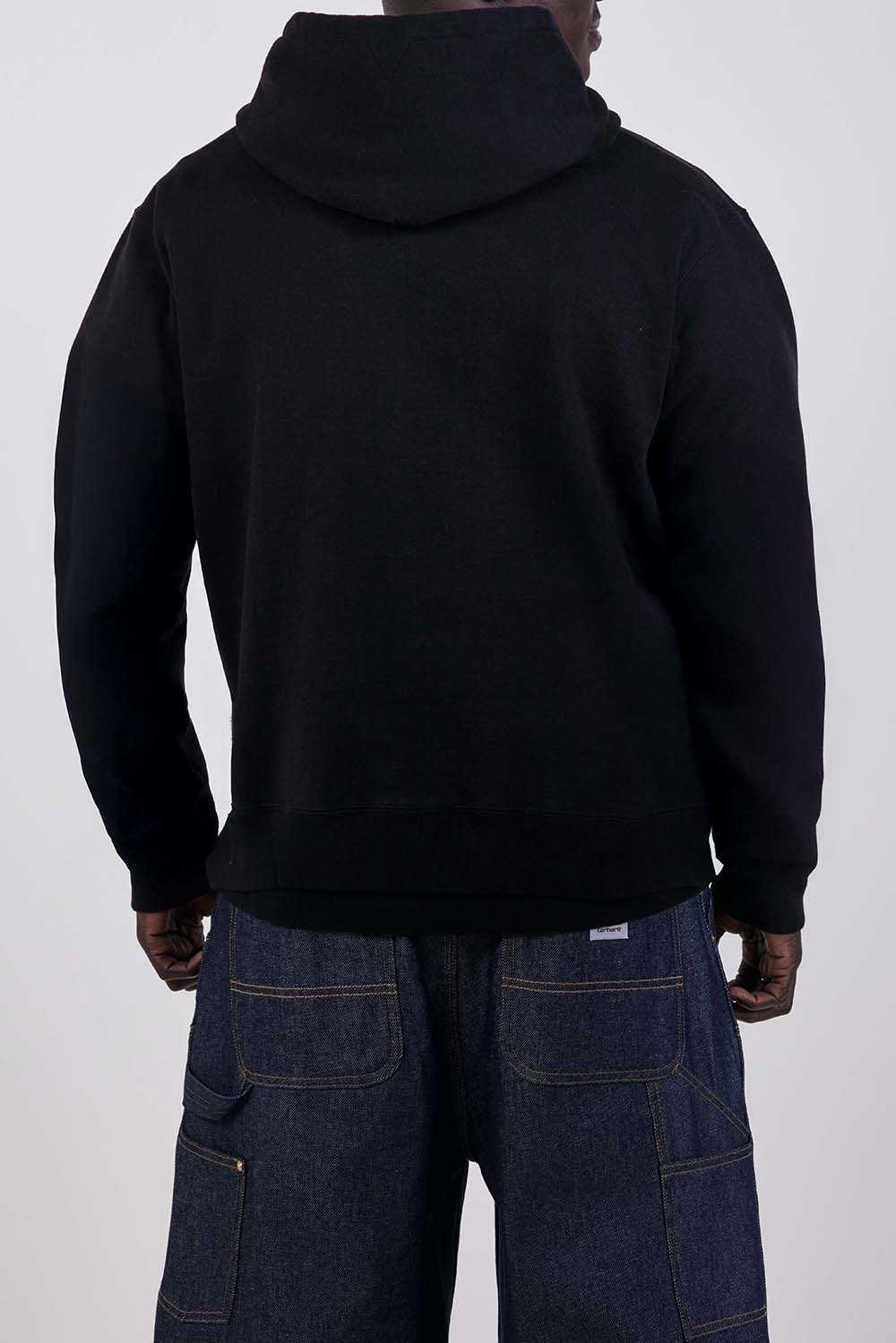 תמונת דוגמן אחורית של סווטשירט קפוצ'ון