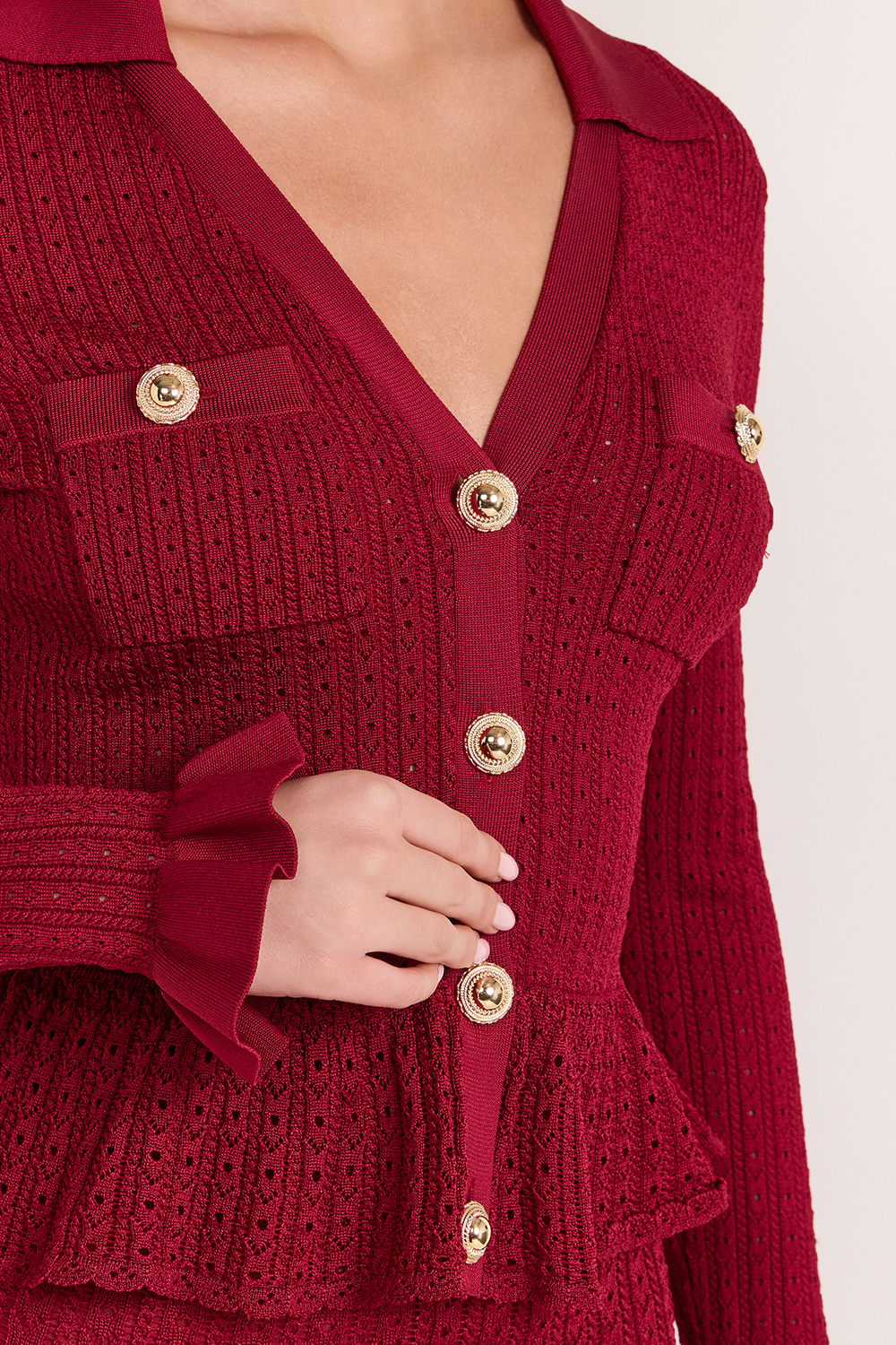 תמונת תקריב דוגמן של שמלת סריג מיני