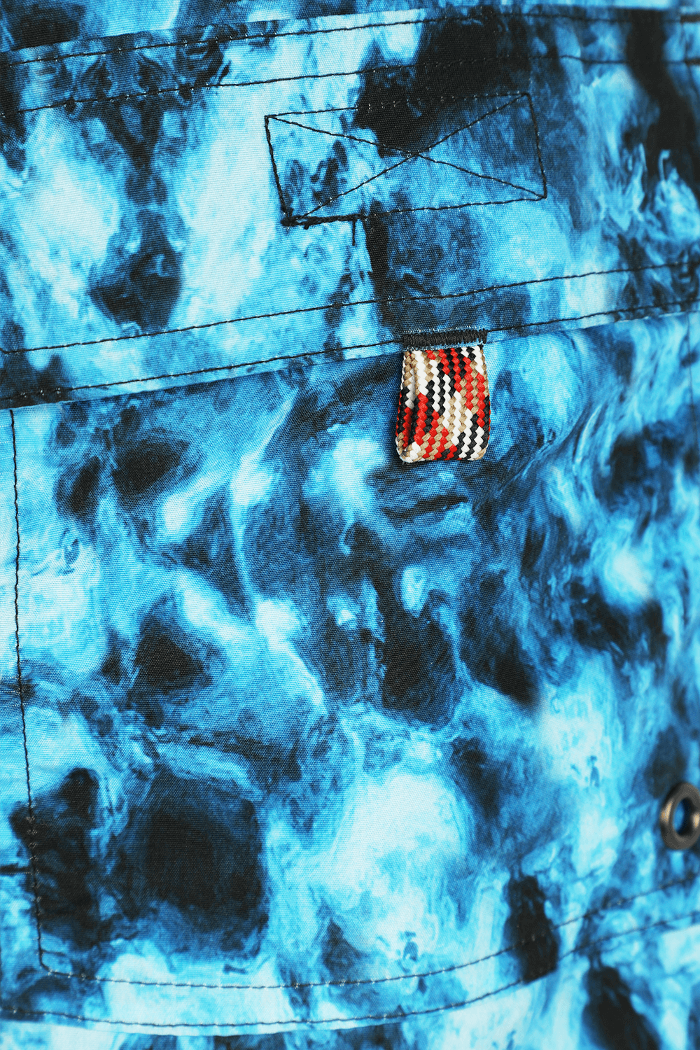 תמונה אחורית של מכנסי גלישה בהדפס אוקיינוס