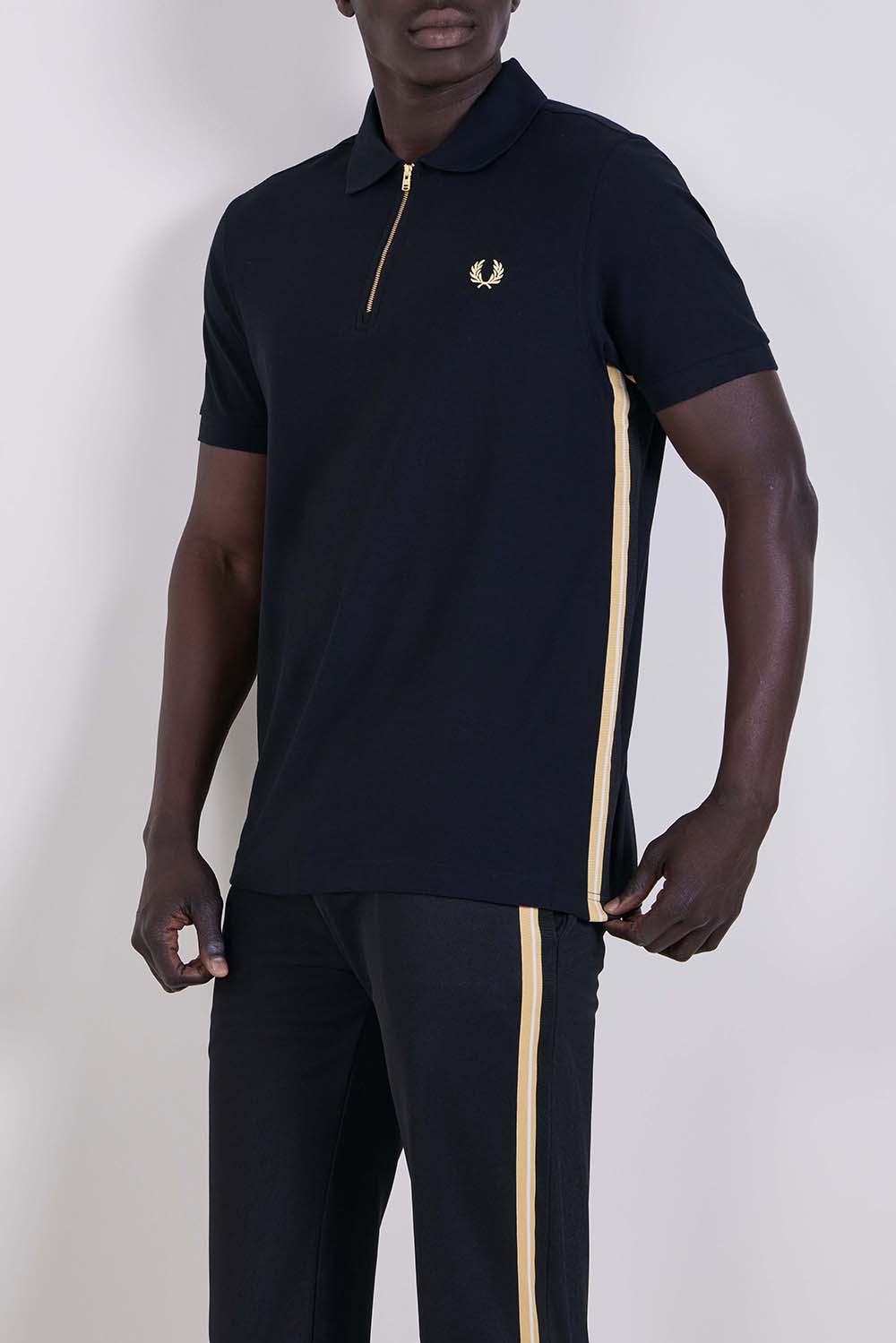 תמונת דוגמן קידמית של חולצת פולו חצי רוכסן