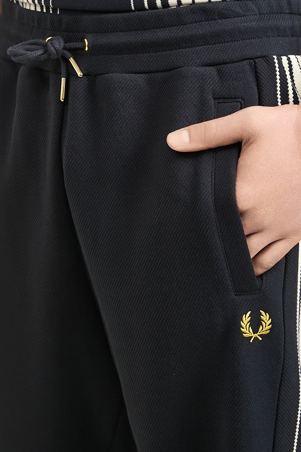 תמונת תקריב דוגמן של מכנסי ג'וג ארוכים