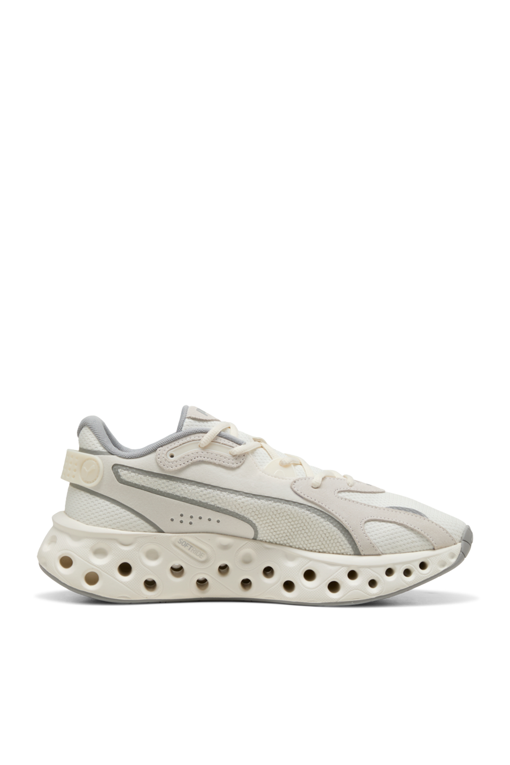 תמונה קידמית של נעלי סניקרס