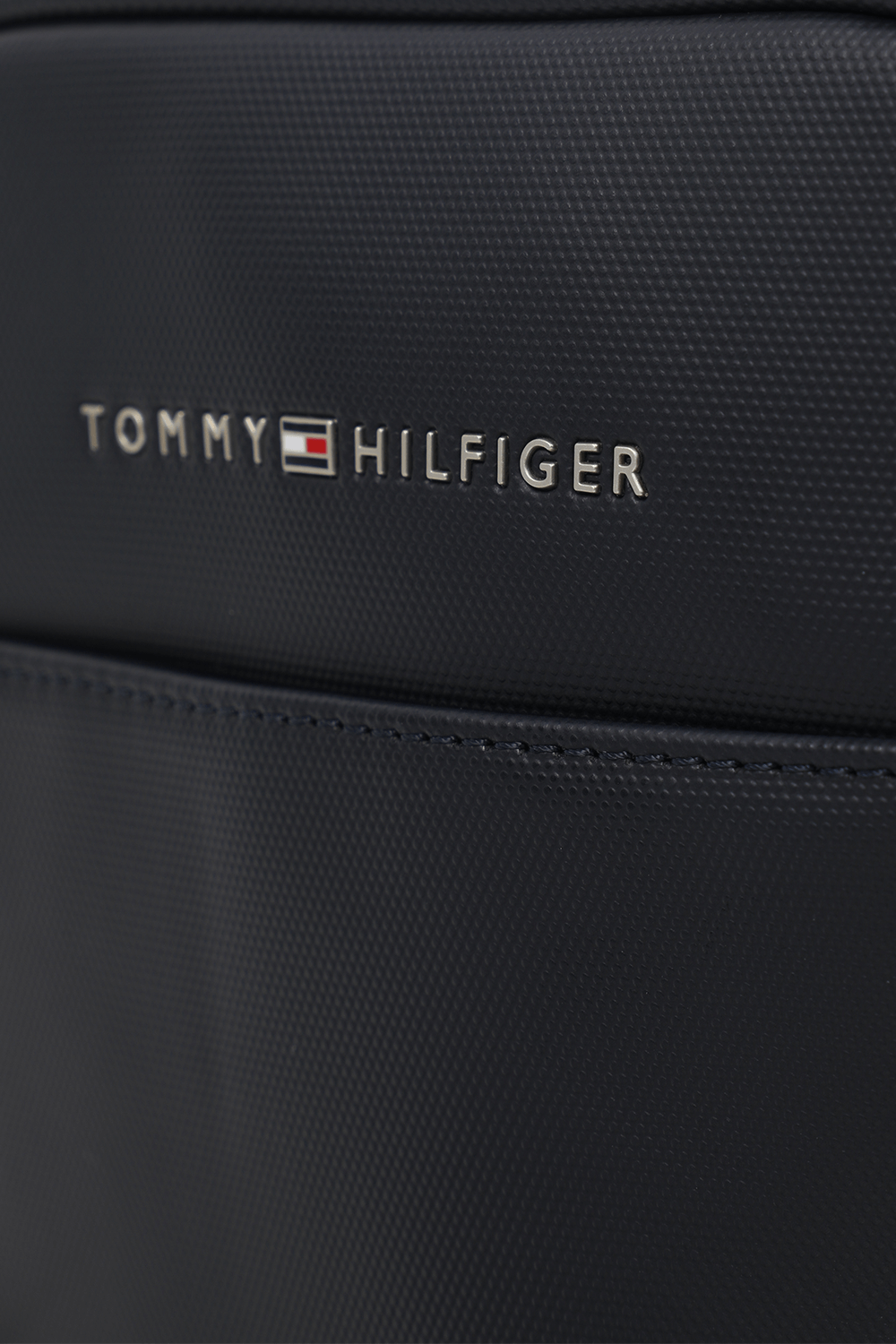 תמונת תקריב של תיק מלבני מרוכסן עם לוגו בגוון כחול כהה