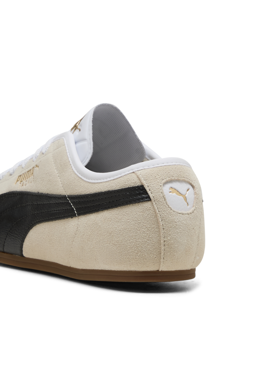 תמונת פנים של נעלי סניקרס טאקל