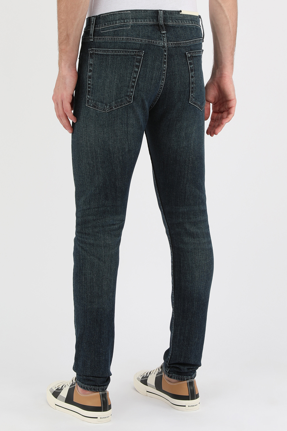 תמונת דוגמן אחורית של מכנסי סקיני ג'ינס כחולים וסטרצ'יים