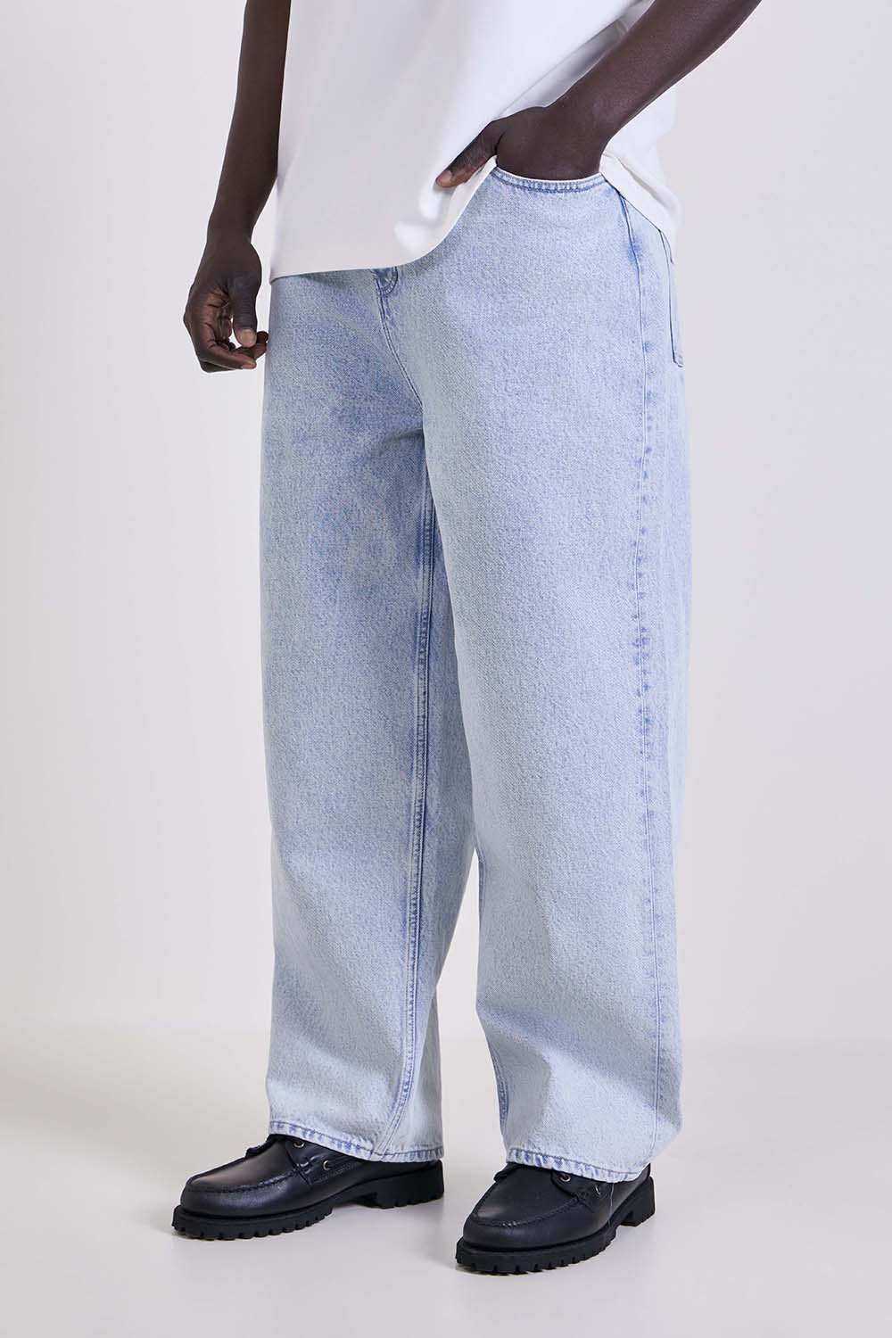 תמונת דוגמן קידמית של מכנסי ג'ינס באגי