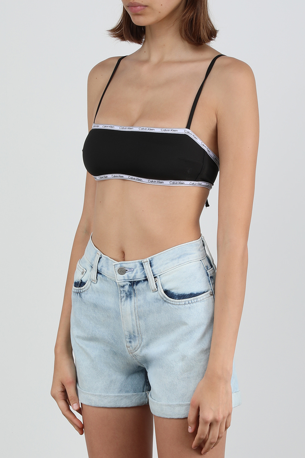 תמונת דוגמן קידמית של חזיית בקיני דונה שחורה עם לוגוטייפ