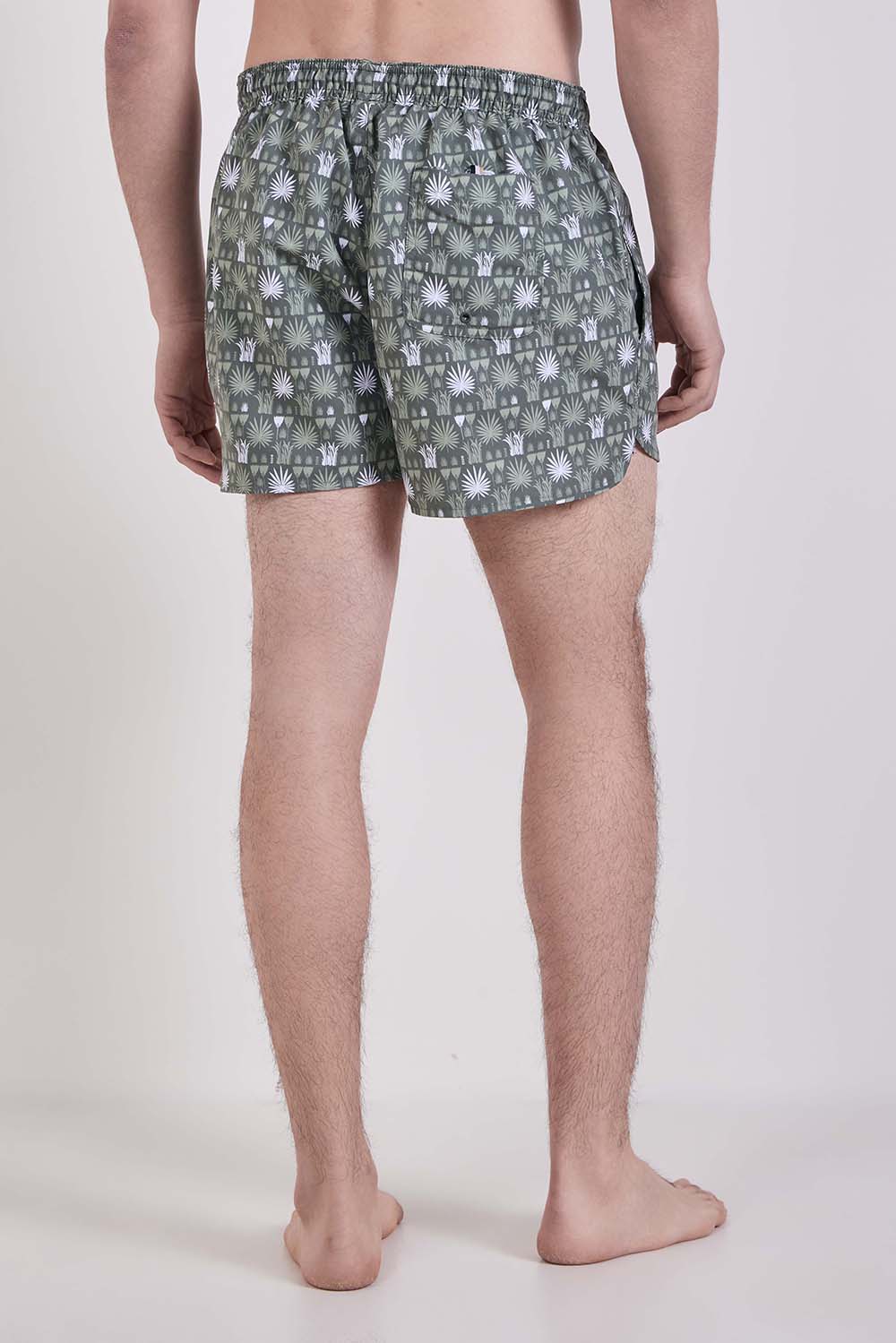 תמונת דוגמן אחורית של מכנסי בגד ים