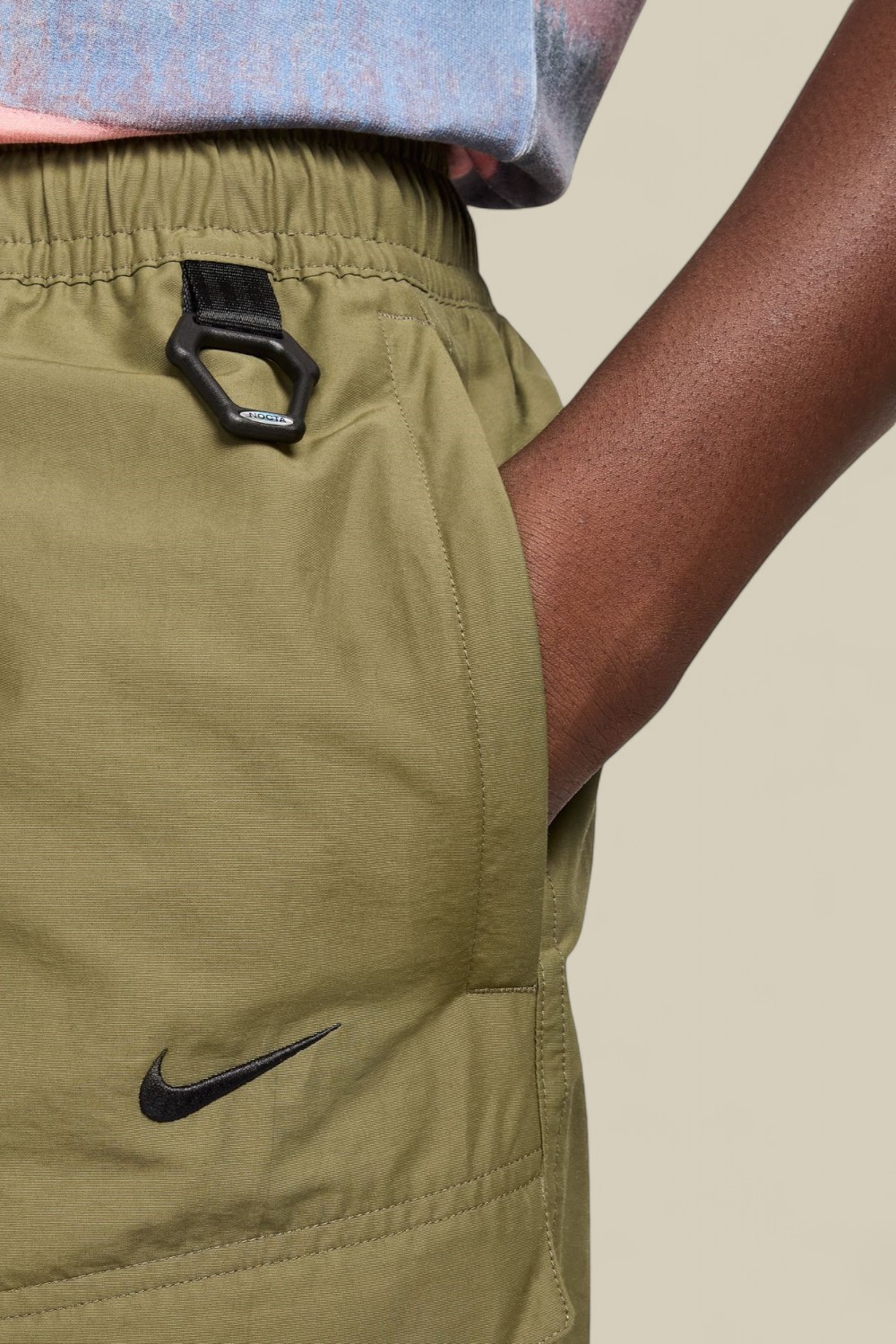 תמונת תקריב דוגמן של מכנסי קרגו