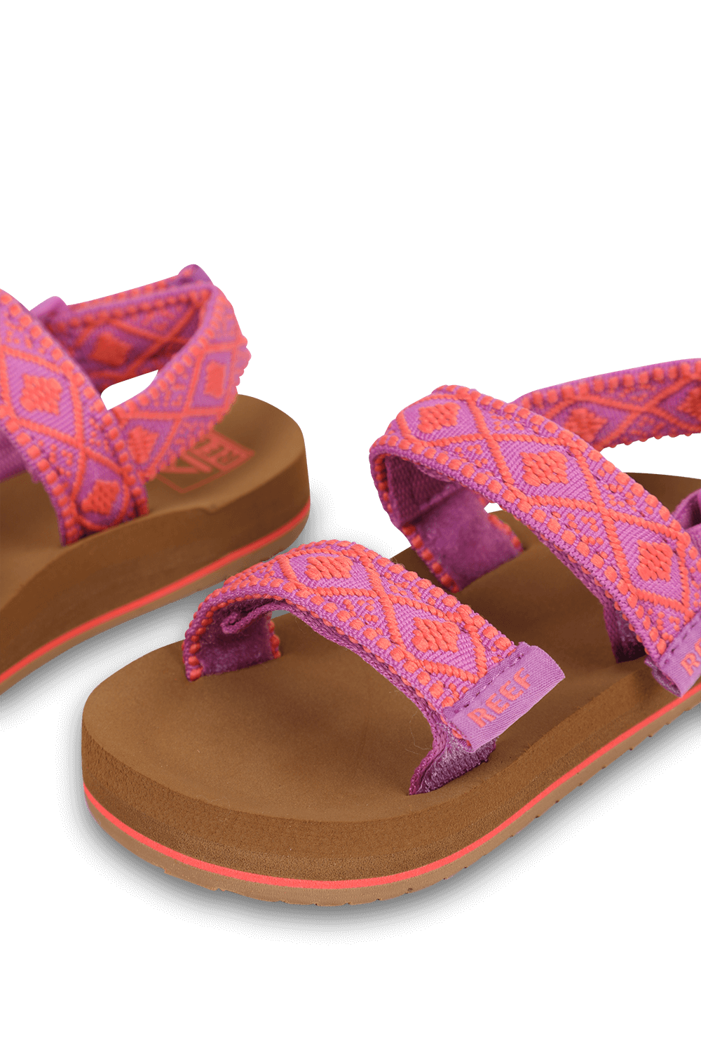 תמונת תקריב של מידות 19-31 סנדלים ורודים עם עיטורי רקמה