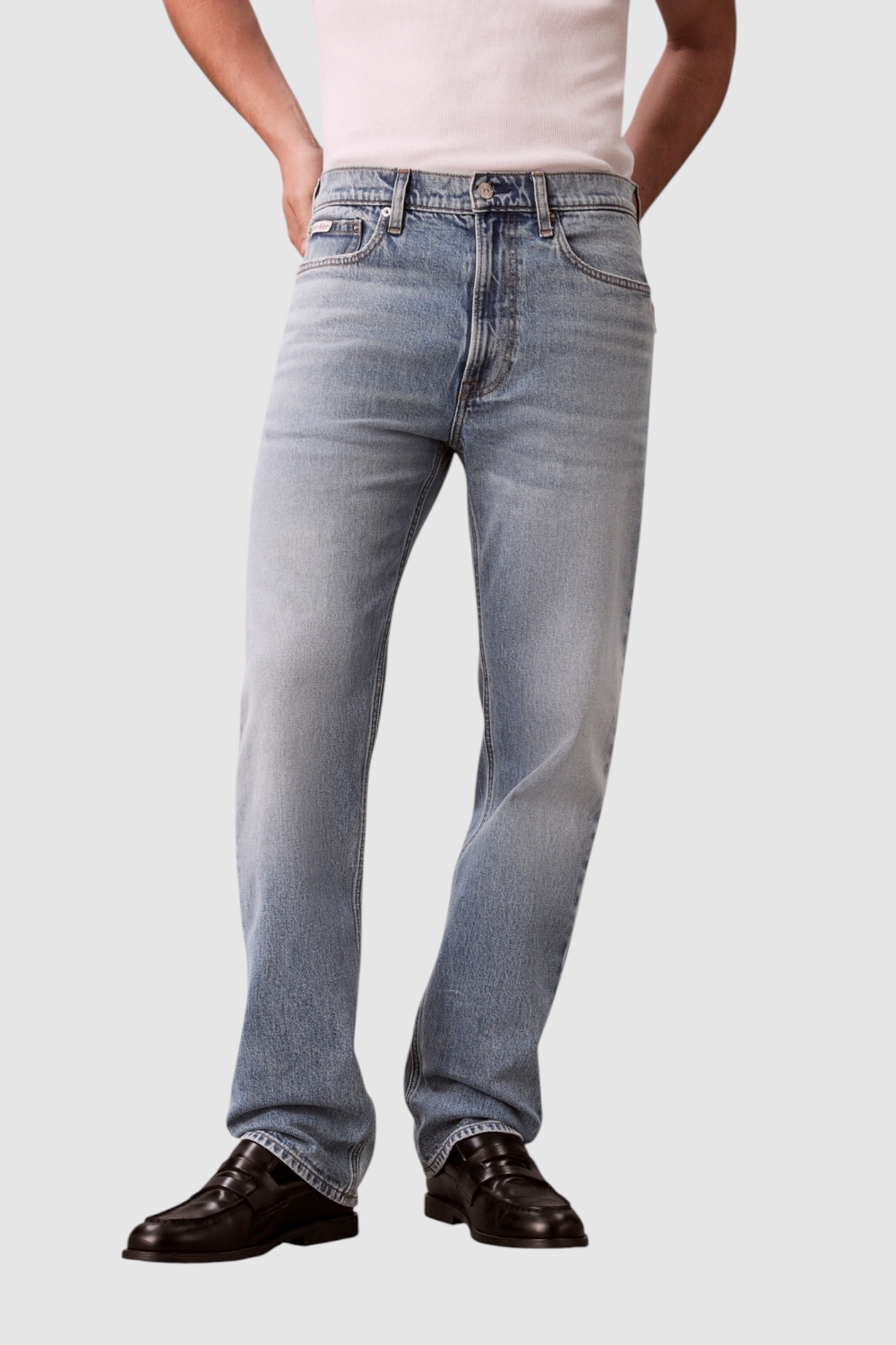 תמונת דוגמן קידמית של מכנסי ג'ינס בגזרה ישרה