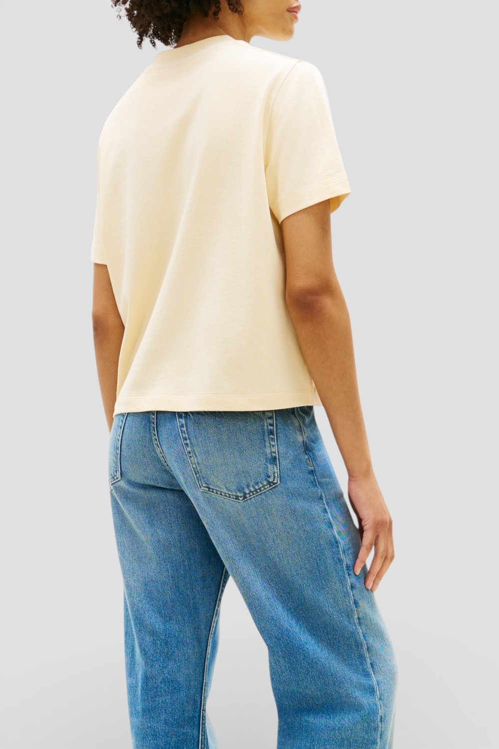 תמונת דוגמן אחורית של חולצת טי