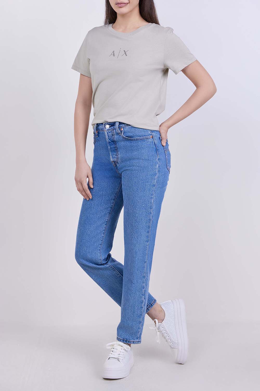 תמונת דוגמן קידמית של נעלי סניקרס