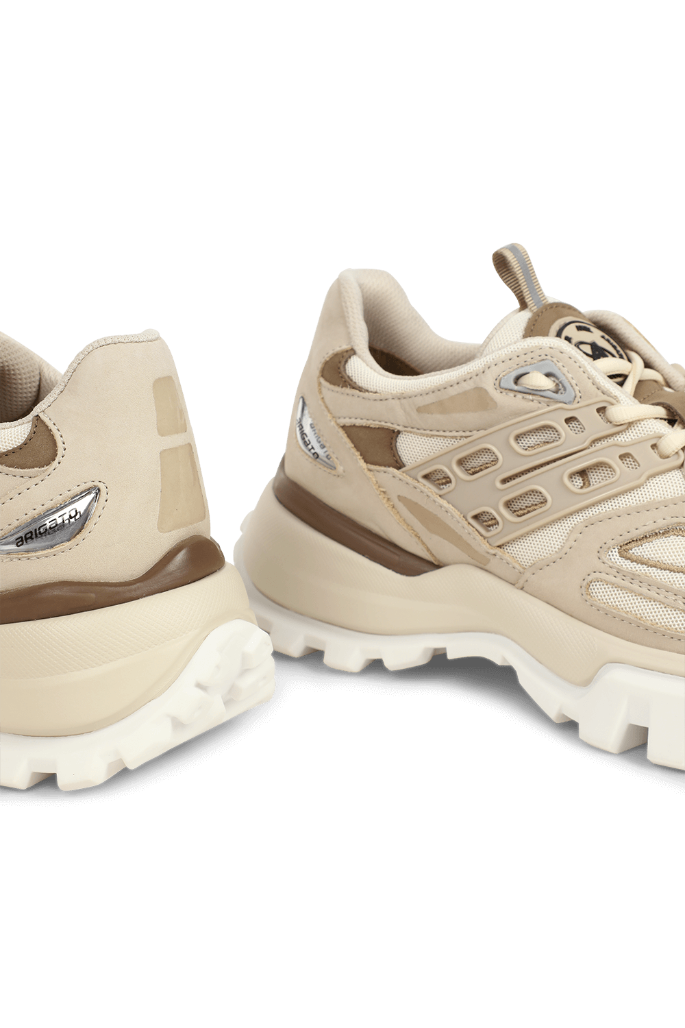 תמונת תקריב של נעלי ריצה מרתון בגוון בז'