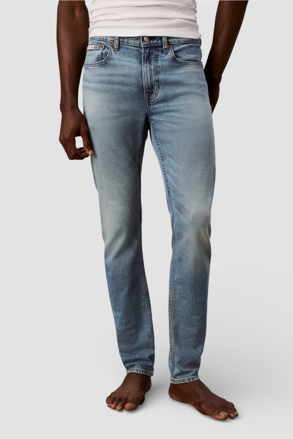 תמונת דוגמן קידמית של מכנסי ג'ינס בגזרת סלים