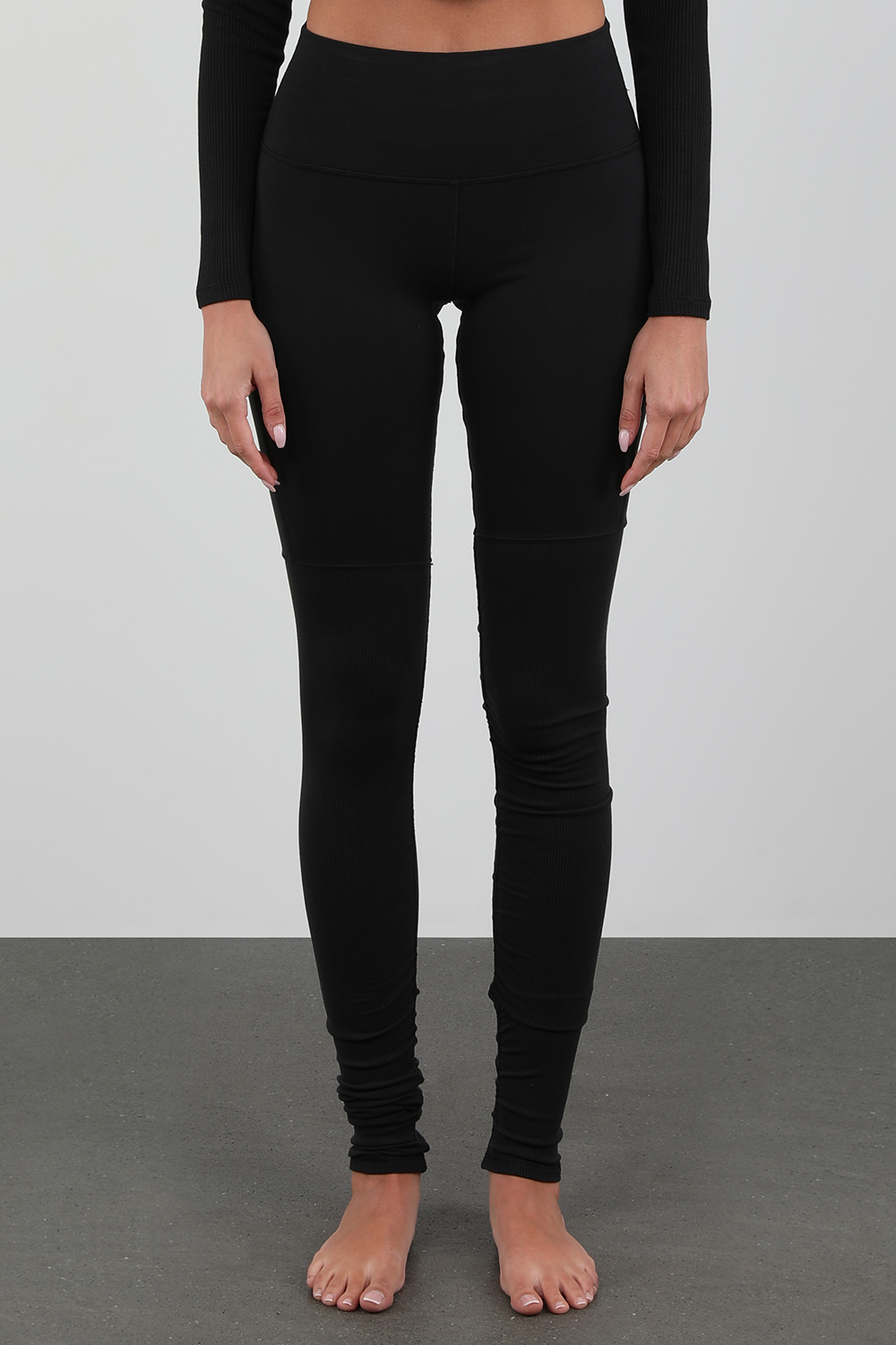 תמונת דוגמן קידמית של מכנסי טייץ שחורים בגזרה גבוהה