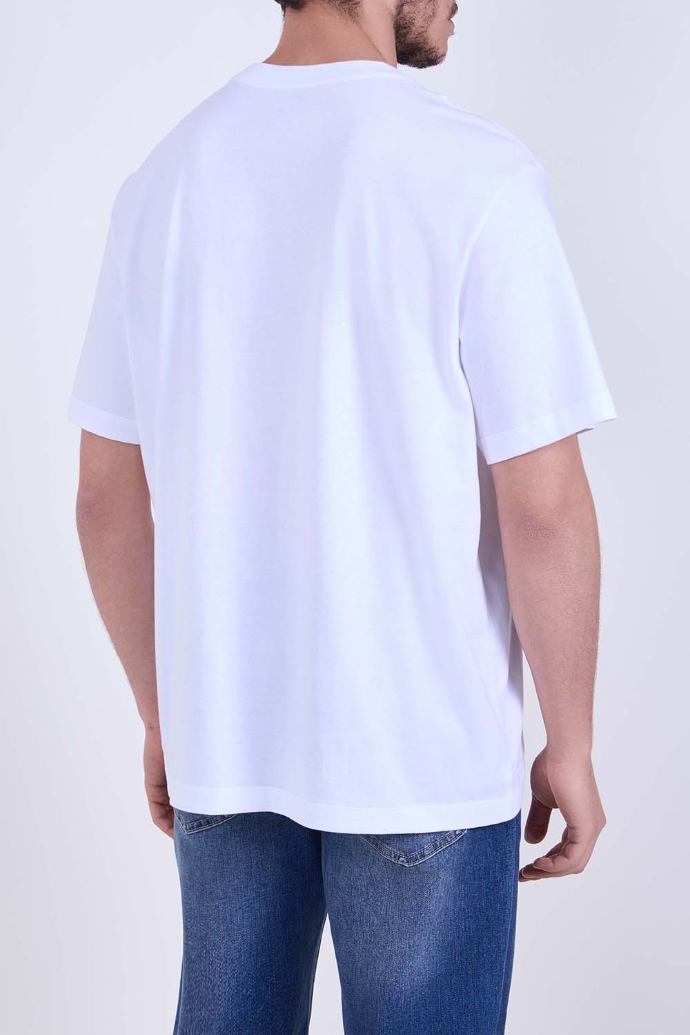 תמונת דוגמן אחורית של חולצת טי