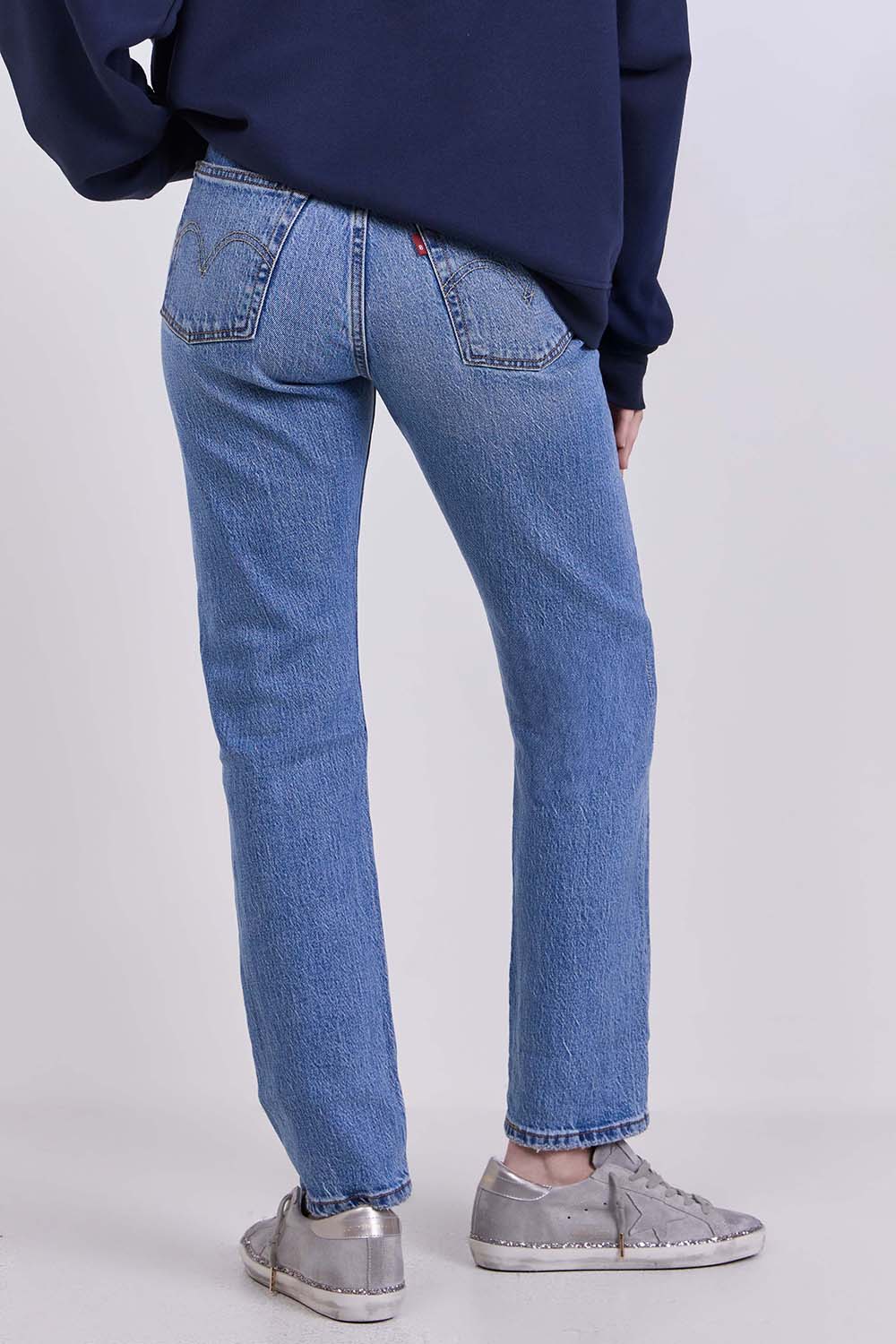 תמונת דוגמן אחורית של מכנסי ג'ינס 501 בגזרה ישרה