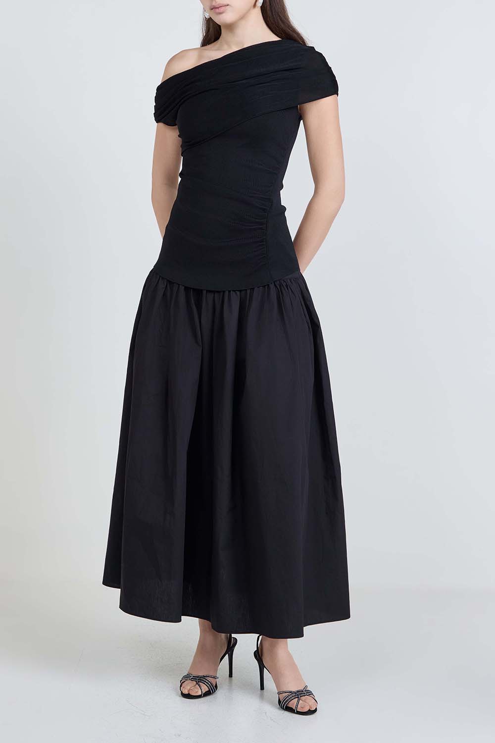 תמונת דוגמן קידמית של שמלת מידי א־סימטרית