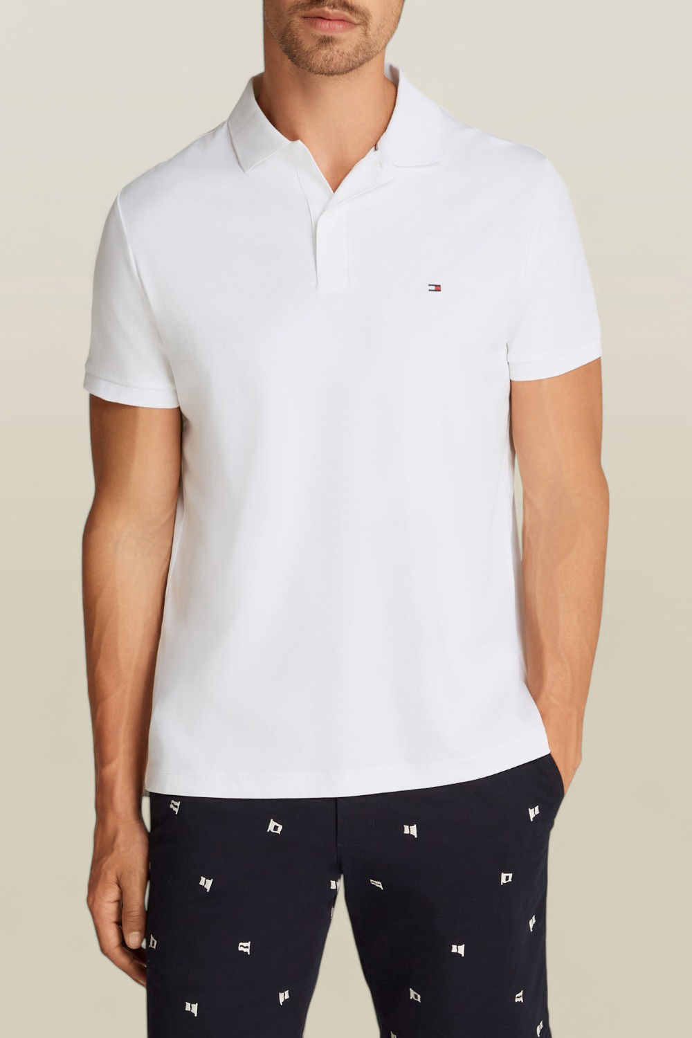 תמונת דוגמן קידמית של חולצת פולו קצרה