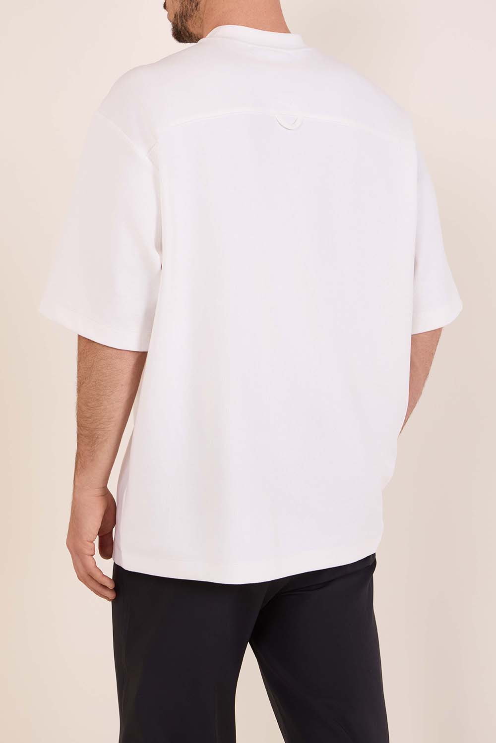 תמונת דוגמן אחורית של חולצת טי אוברסייז