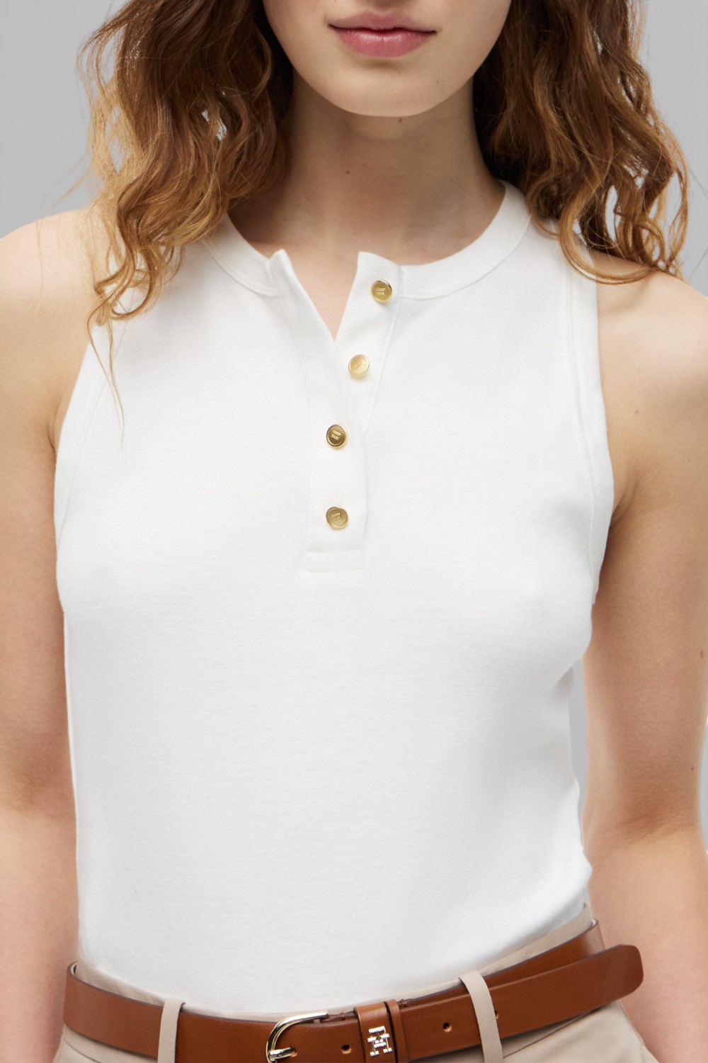 תמונת תקריב דוגמן של גופייה בגזרה משוחררת