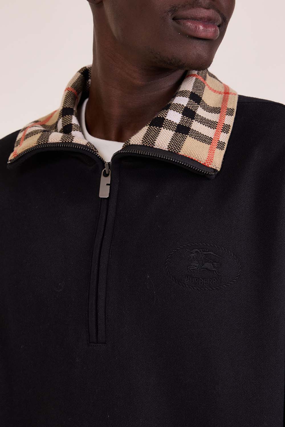 תמונת תקריב דוגמן של סווטשירט