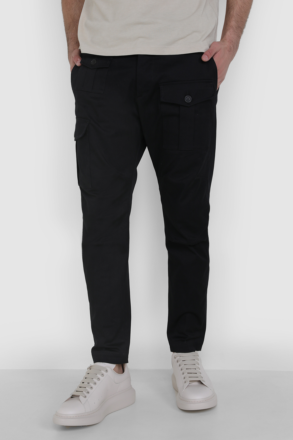 תמונת דוגמן קידמית של מכנסי קרגו