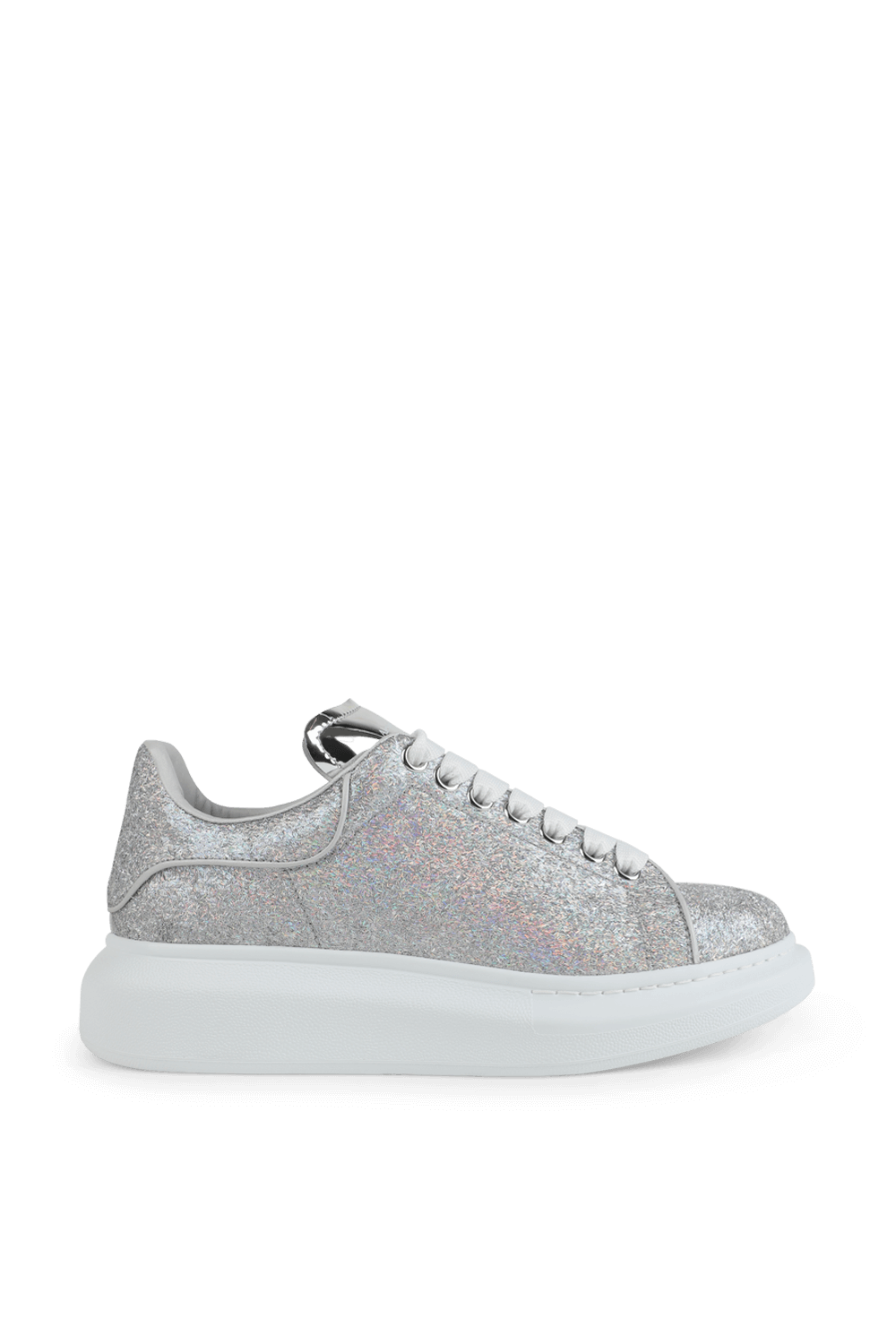 תמונה קידמית של נעלי סניקרס נוצצות