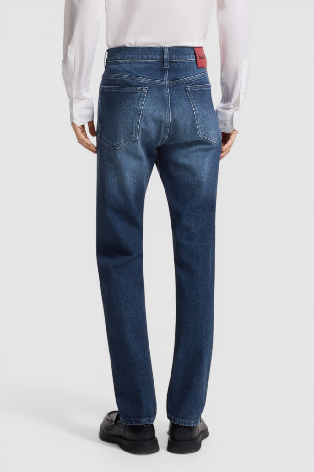 תמונת דוגמן אחורית של מכנסי ג'ינס בגזרת סלים