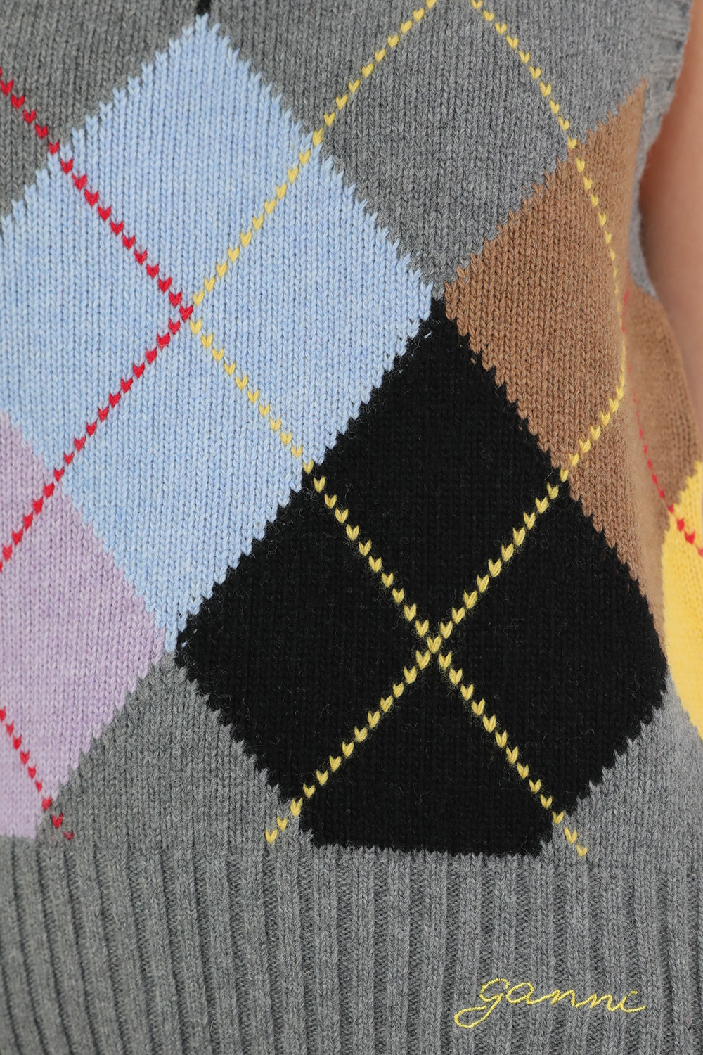 תמונת תקריב דוגמן של אפודה סוודר מצמר