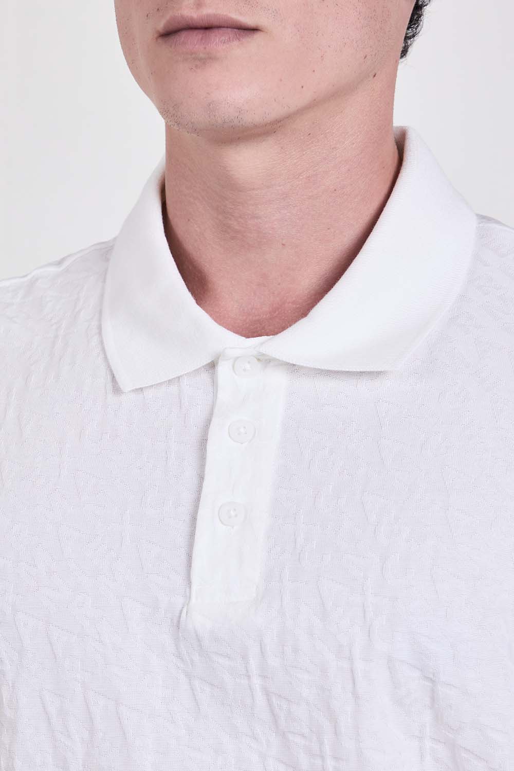 תמונת תקריב דוגמן של חולצת פולו בגזרה ישרה